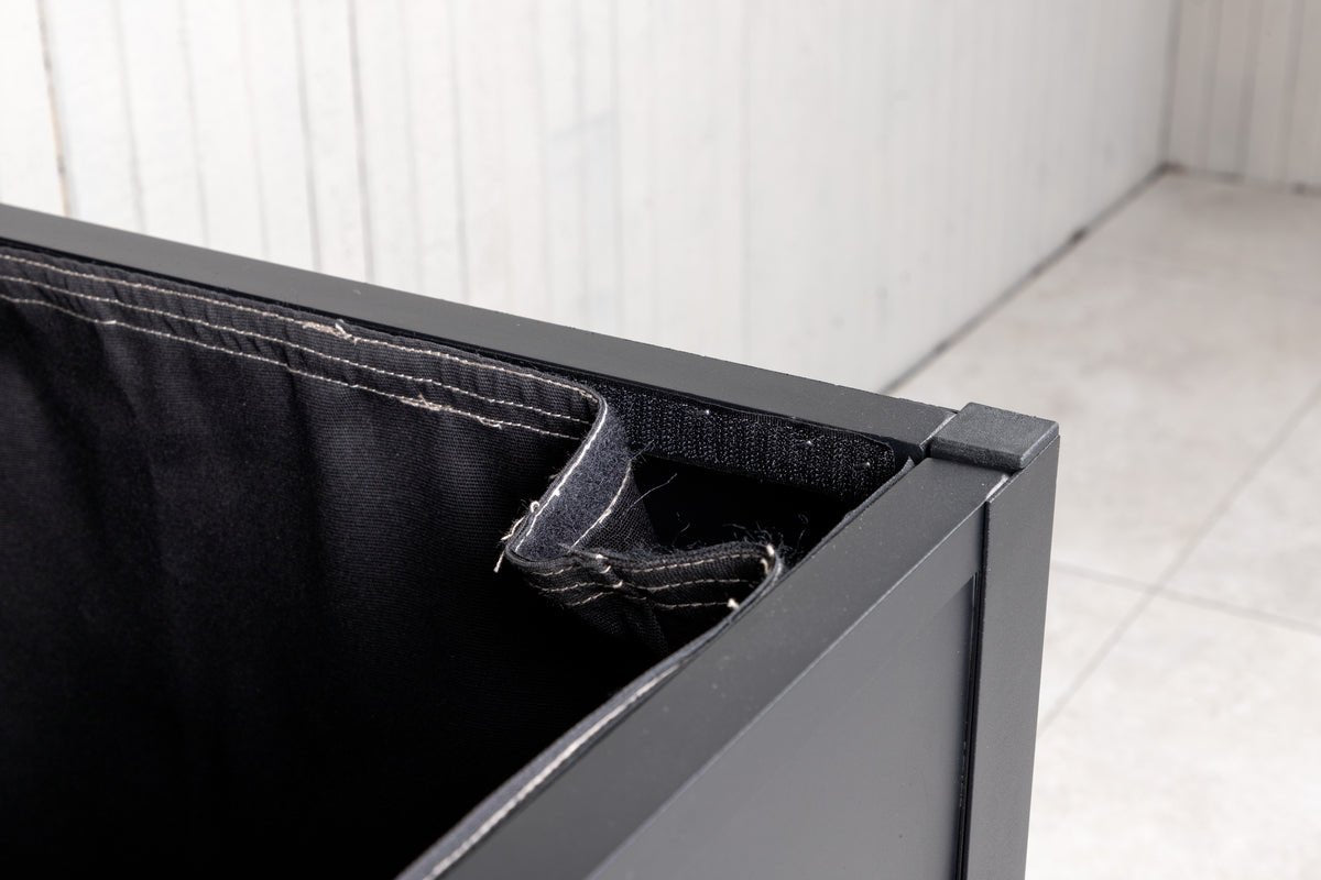 Coffre à coussins de jardin Ludmilla - structure en aluminium noire avec pochette intérieure incluse