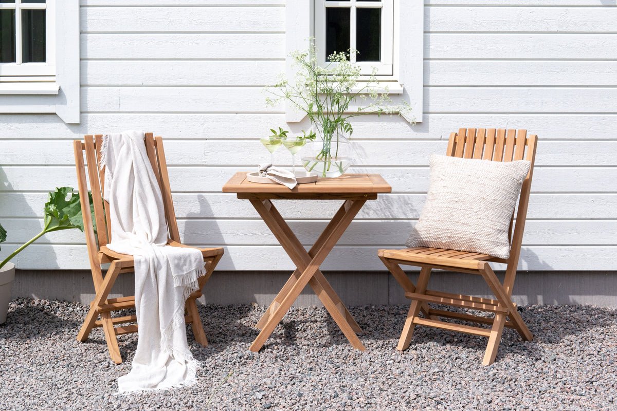 Table de jardin Siana - une table à manger carrée en bois de teck