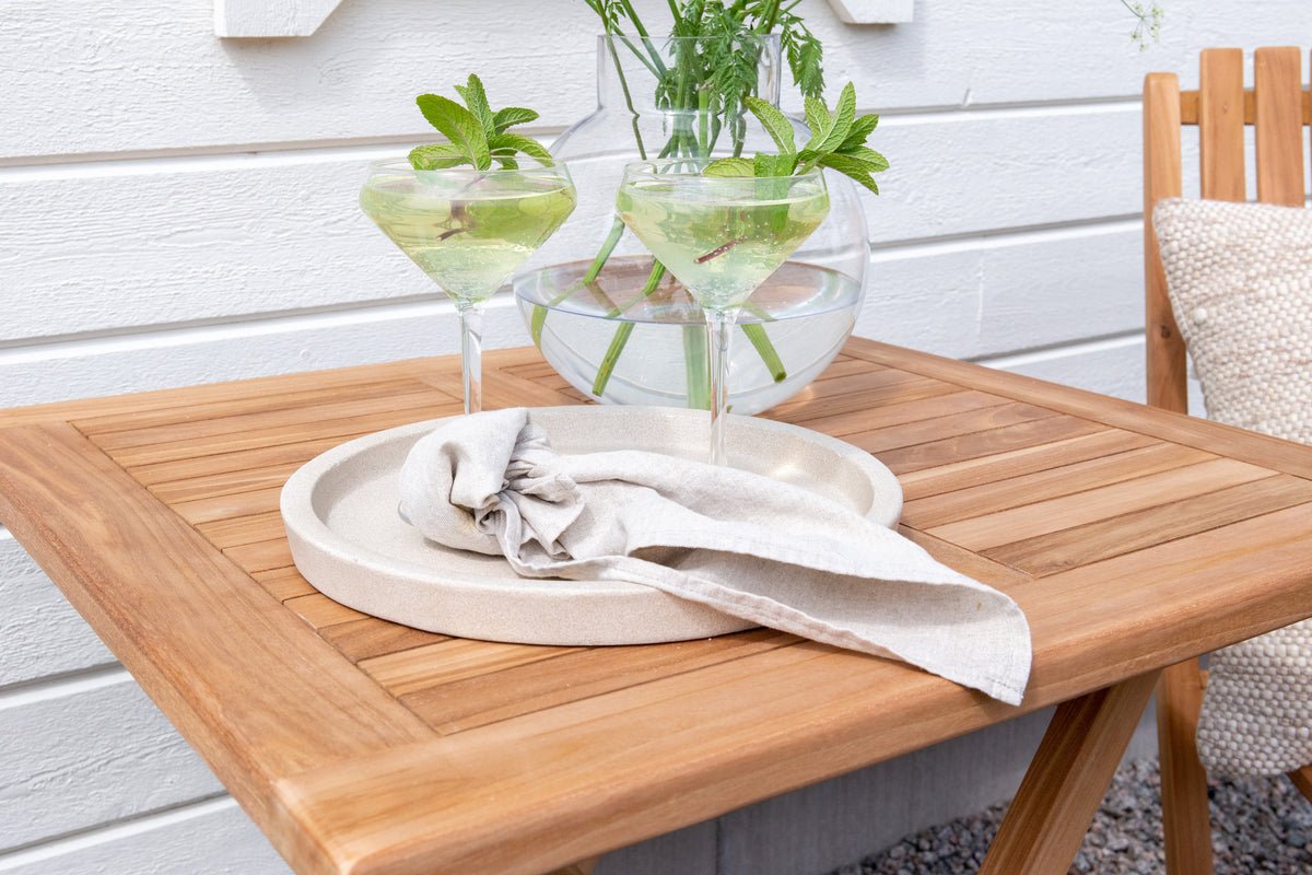 Table de jardin Siana - une table à manger carrée en bois de teck