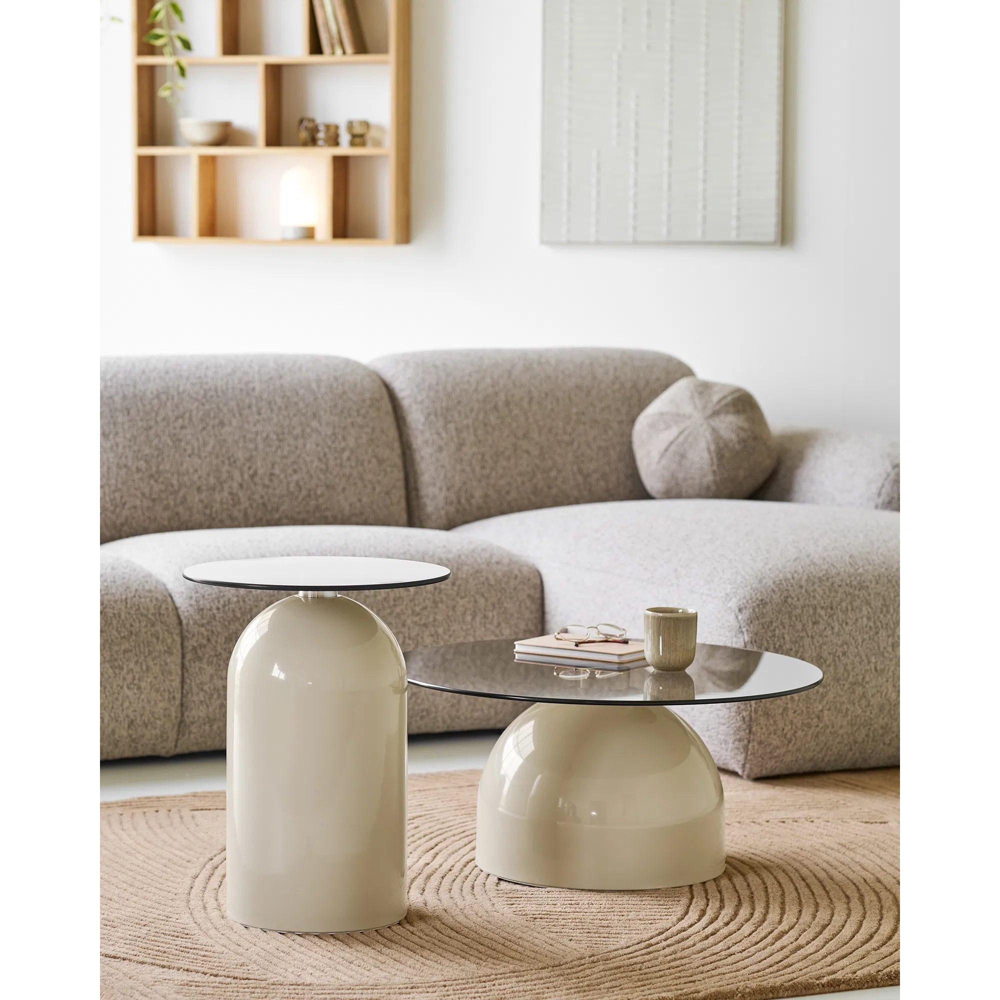 Table basse Solvaira – avec plateau en verre rond et pied en métal sculptural