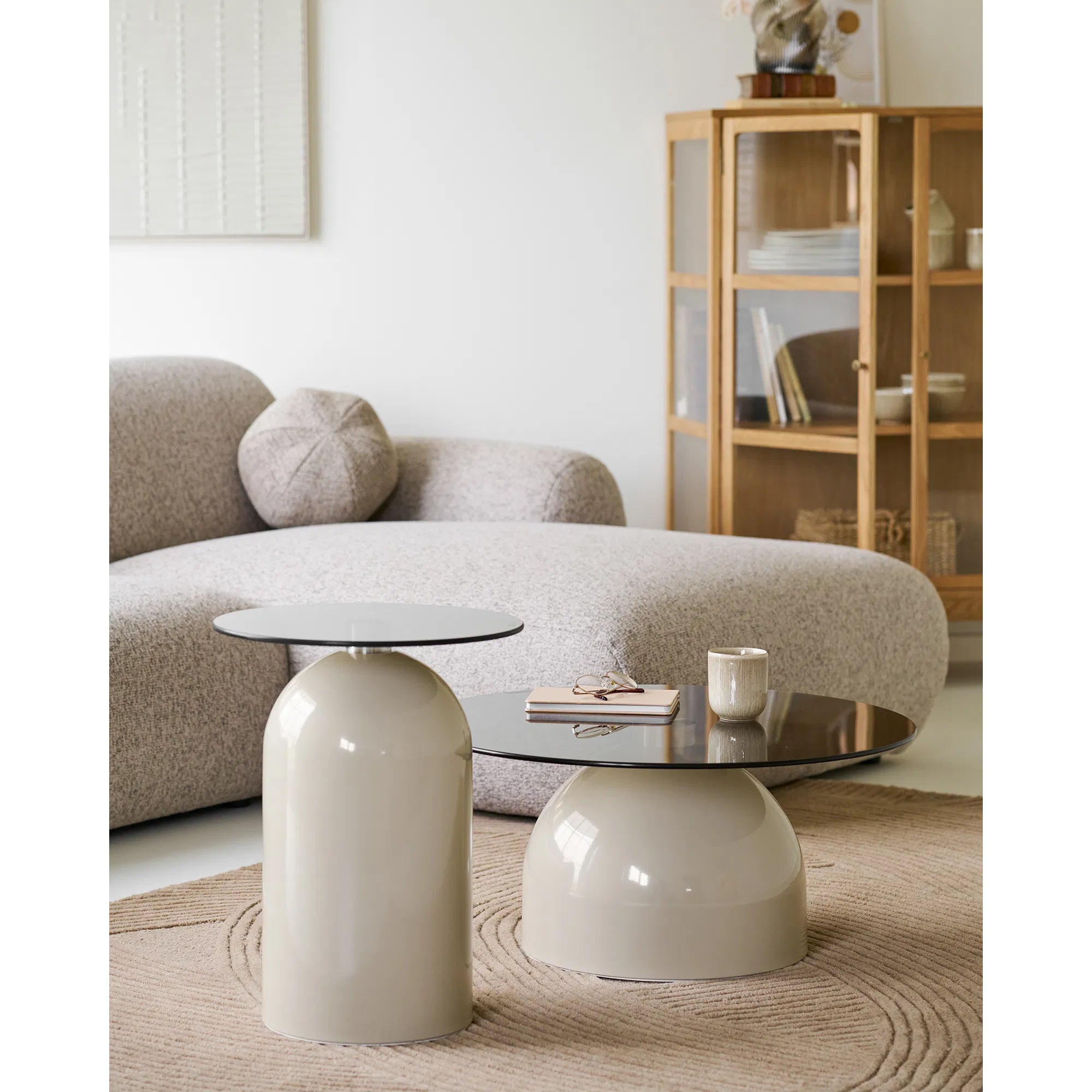 Table basse Solvaira – avec plateau en verre rond et pied en métal sculptural