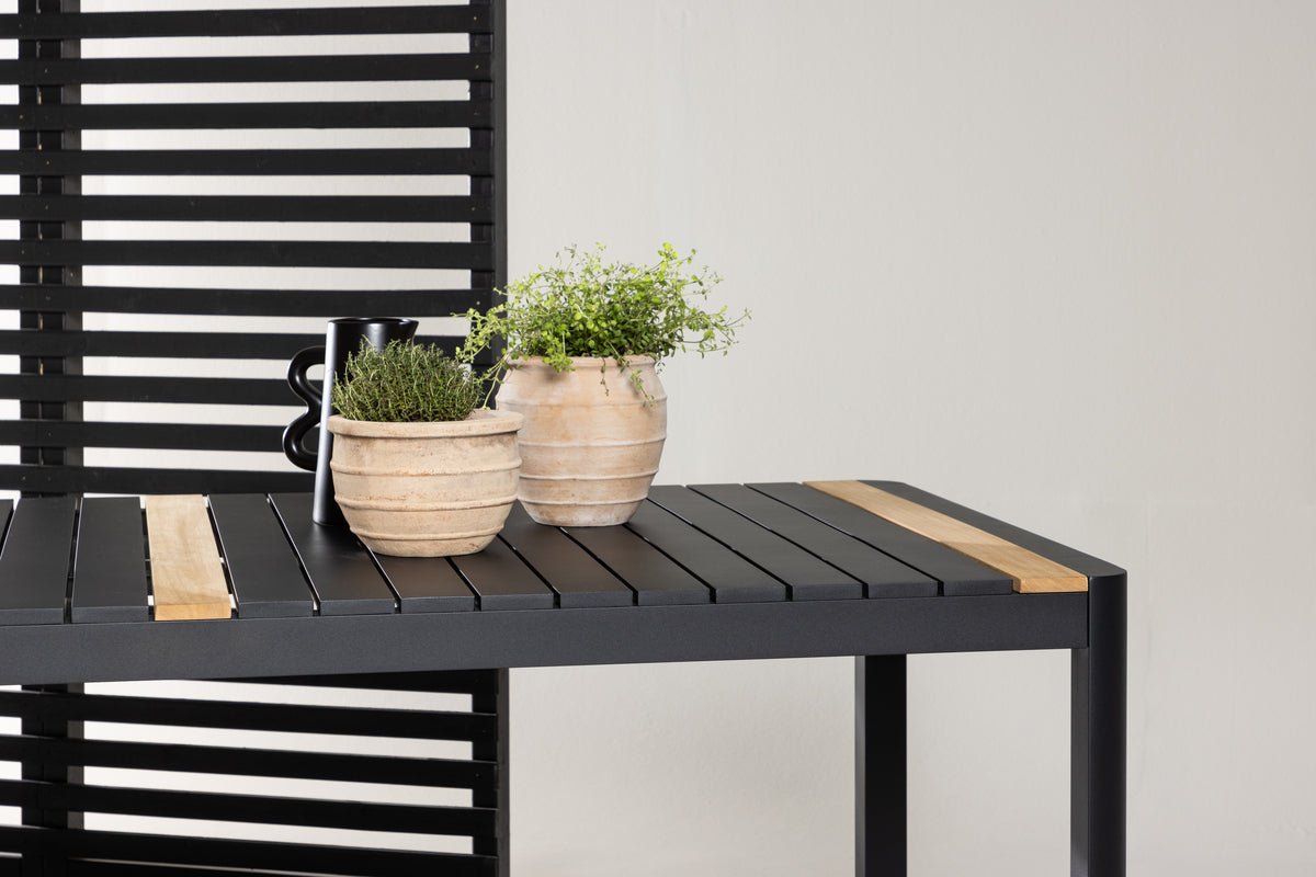 Table de jardin Nuru - Teck et aluminium pour stabilité et durabilité