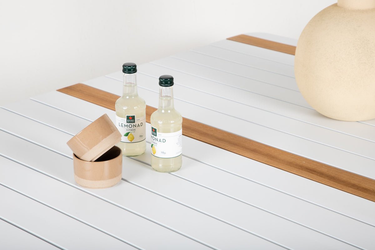 Table de jardin Nuru - Teck et aluminium pour stabilité et durabilité