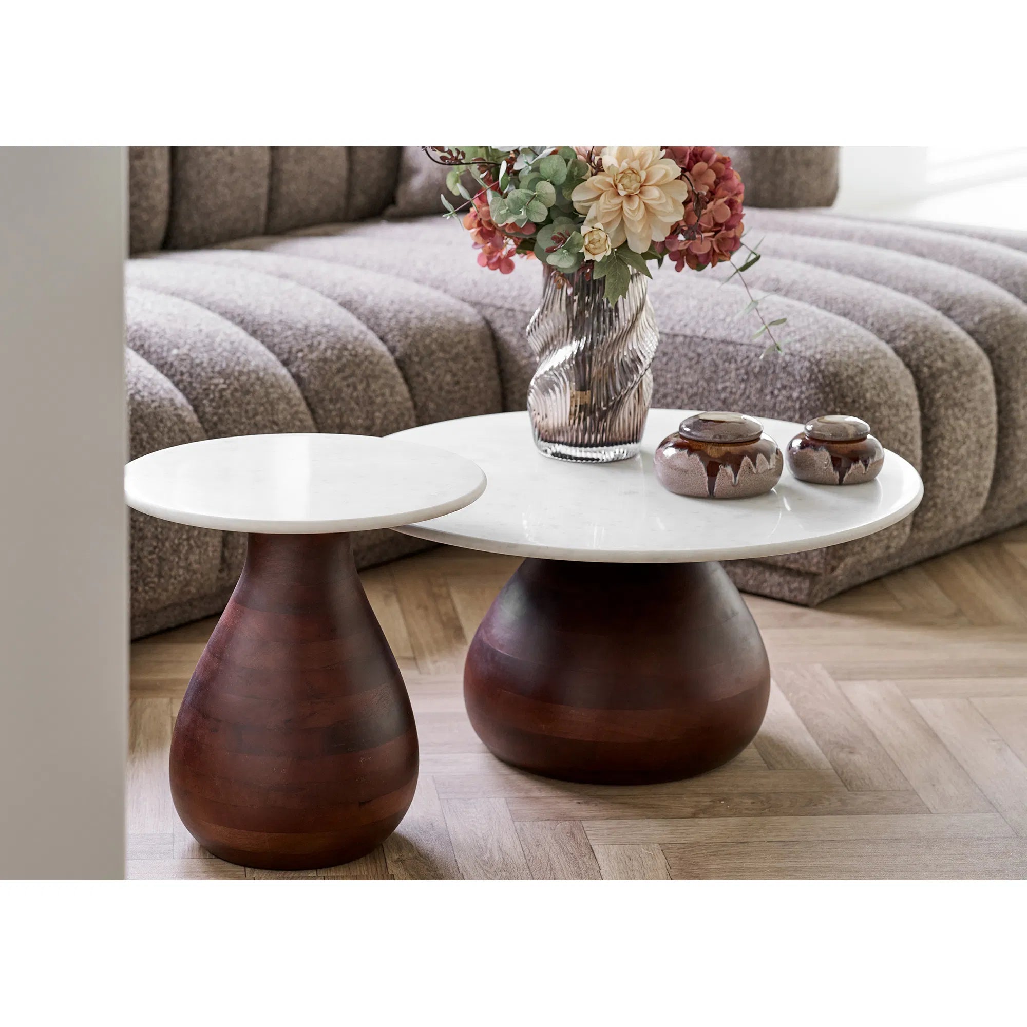 Table basse Marvella – avec plateau en marbre et pied en bois de manguier galbé