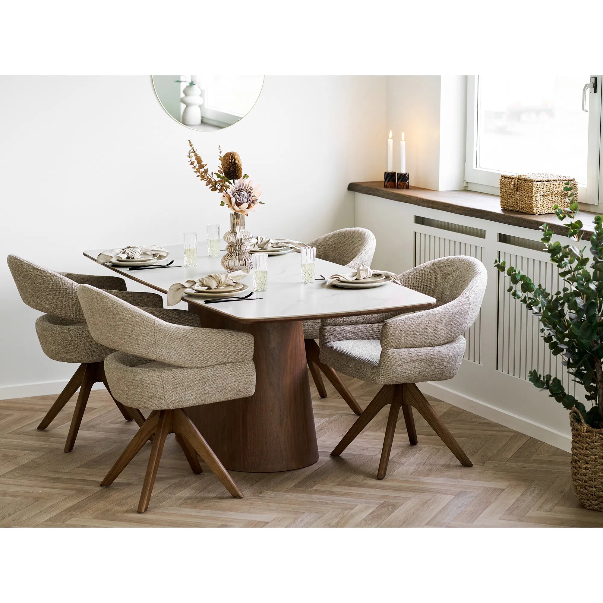 Table à manger Myrvika - bois brun foncé avec aspect pierre