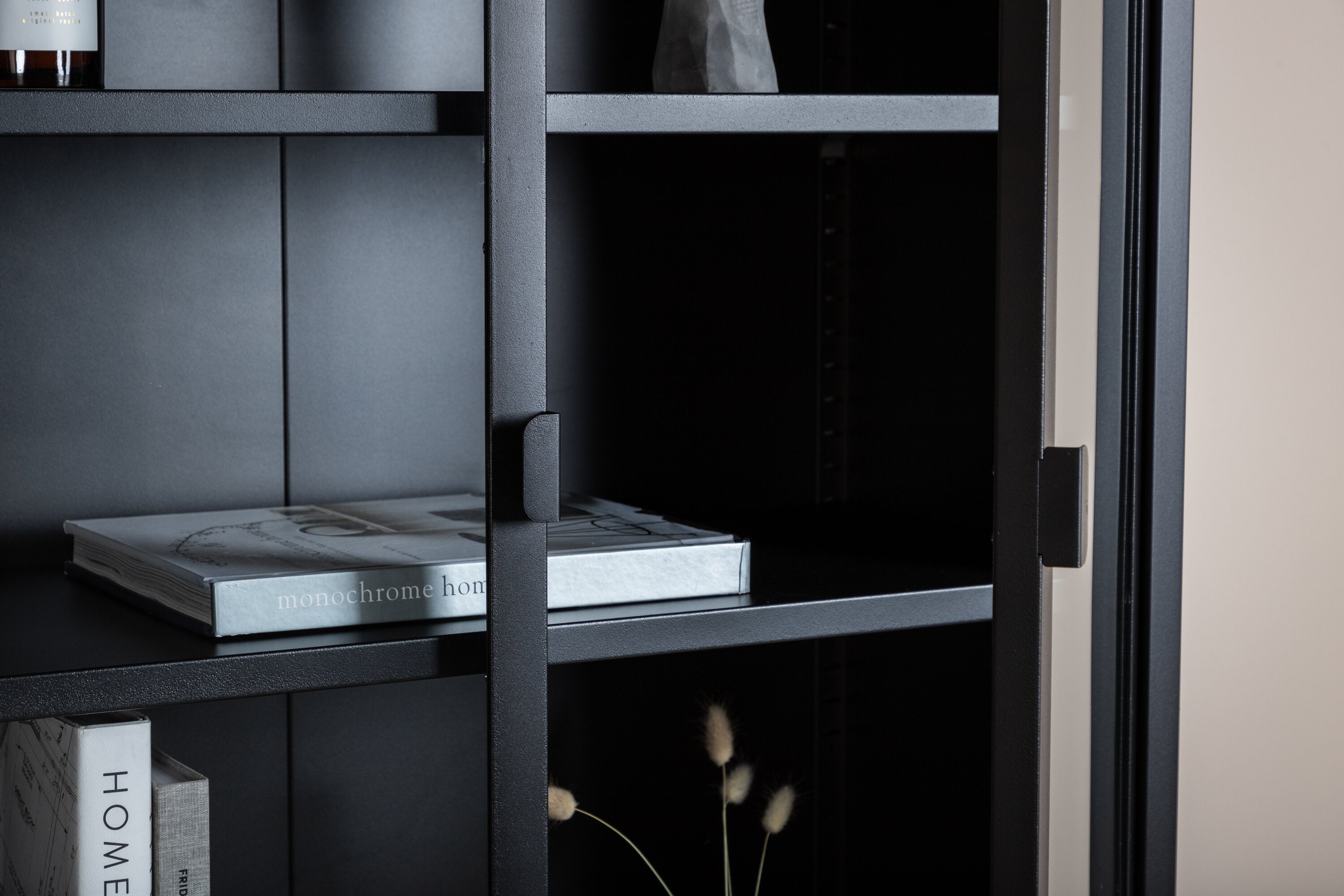 Vitrine Varda - en Noir avec portes vitrées