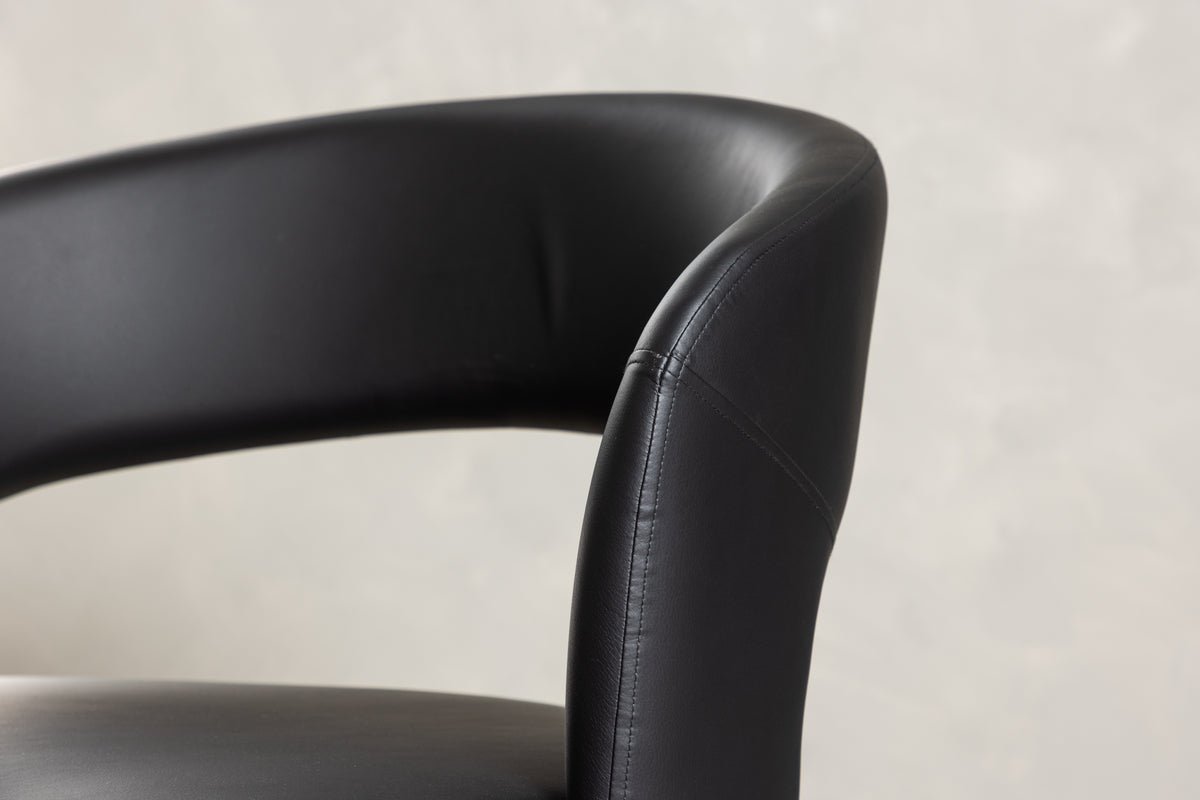 Fauteuil Mundl - En PU noir avec dossier ouvert