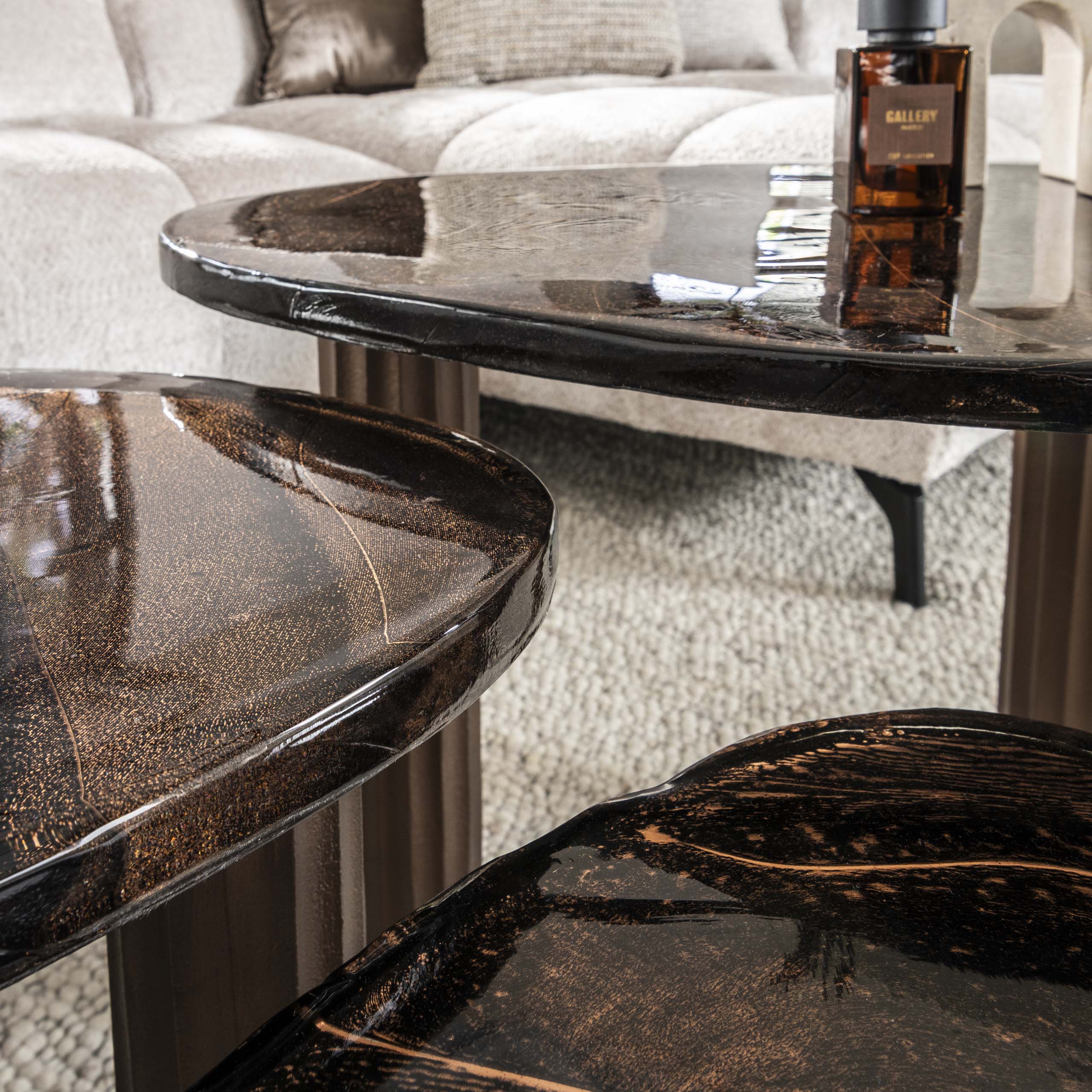 Table basse Elysium - Taille S en cuivre antique ou or antique avec verre moulé