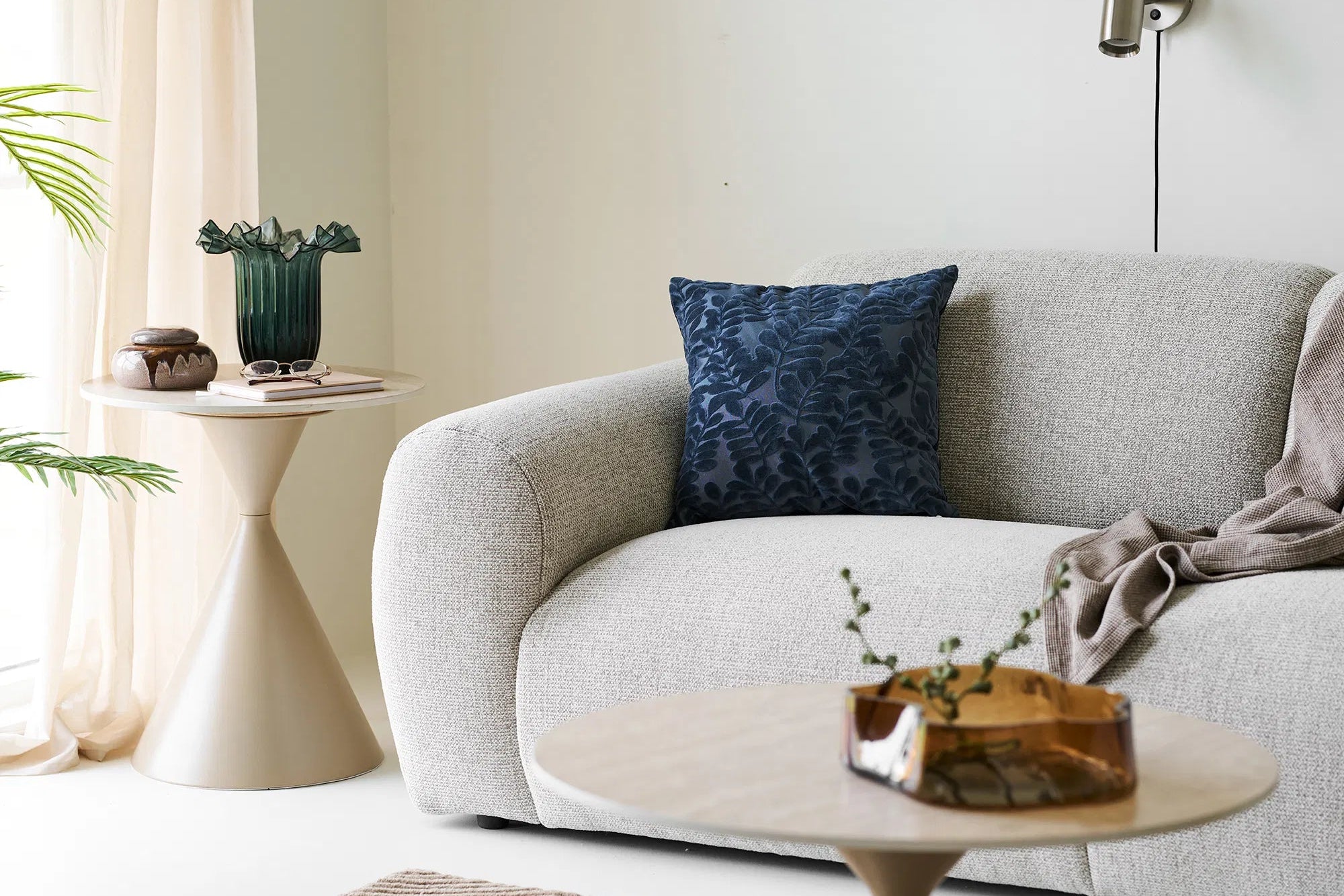 Coussin décoratif Brunvella – avec motif floral en relief en Bleu