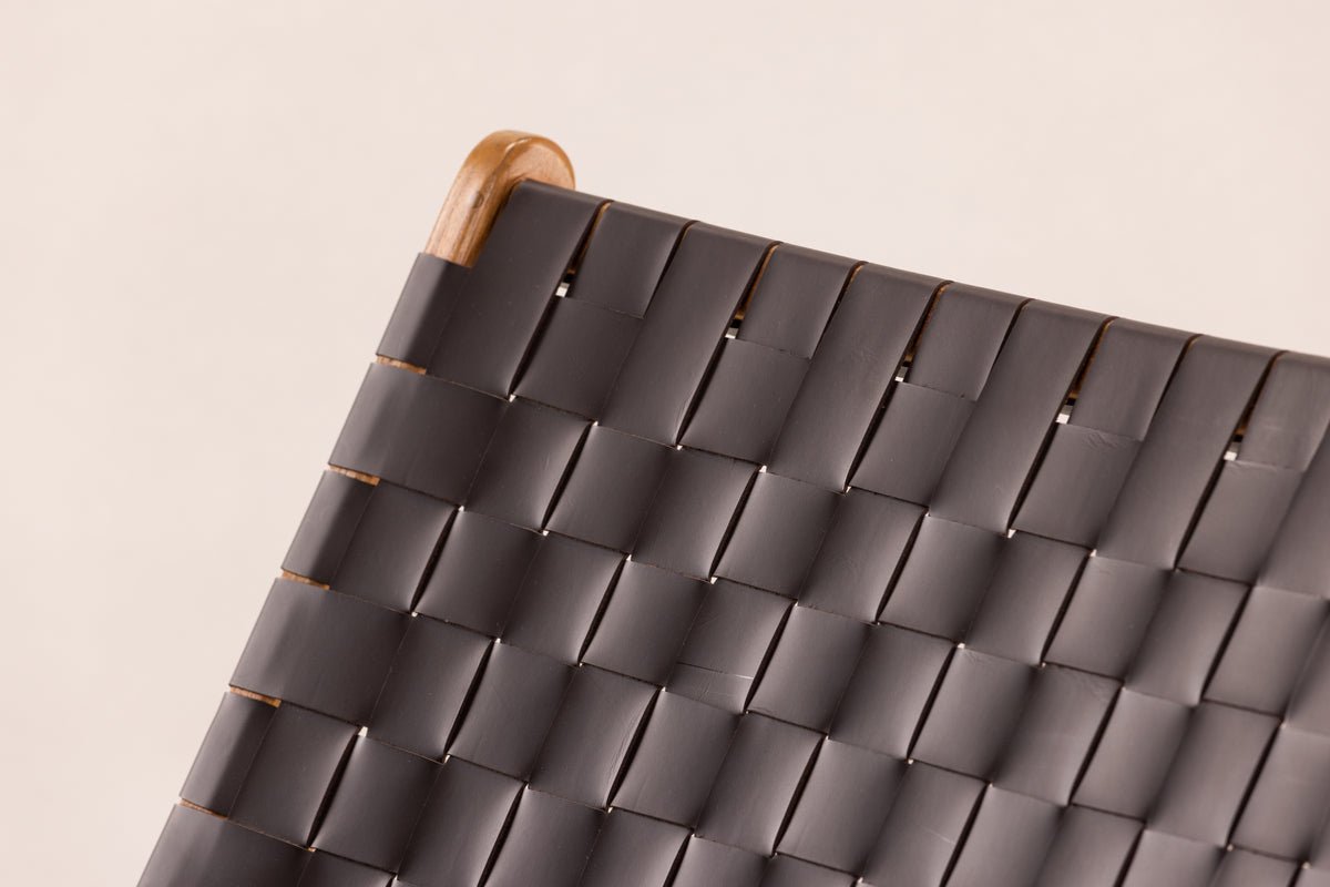 Fauteuil lounge design Tevari – Tressage en teck & aspect cuir marron