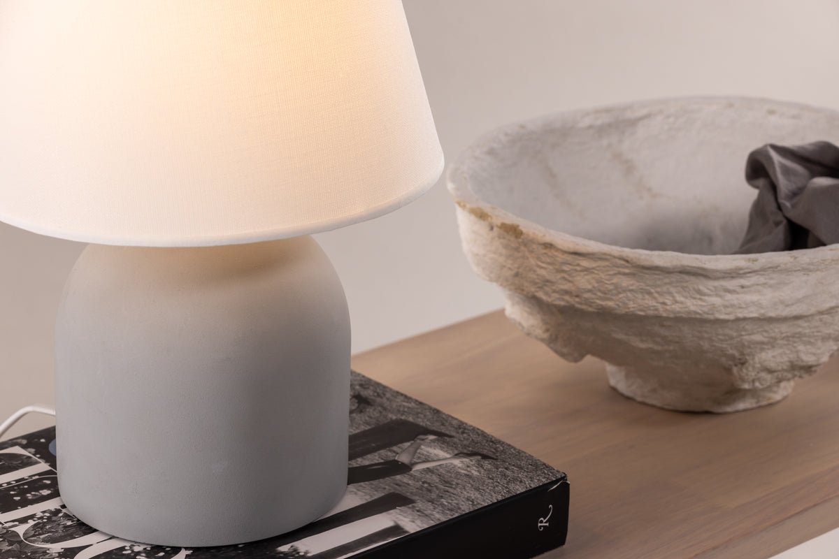 Lampe de table « Stenljus » – pied en béton gris mat avec abat-jour en lin blanc