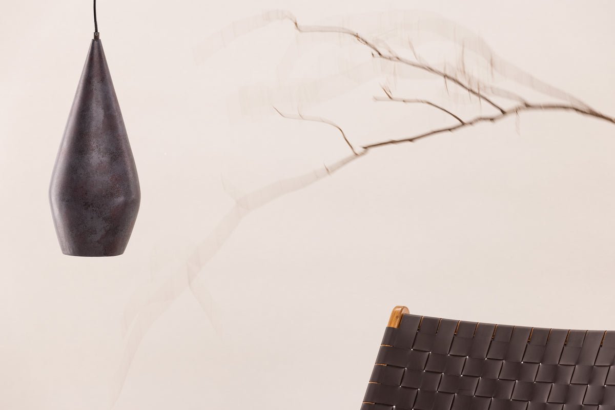 Suspension « Swakopmund » – Des accents noirs assurent un design élégant