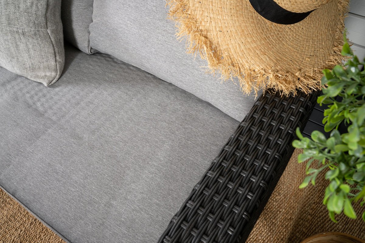 Garten Loungeset Liventia – in zwei Farben aus Edelholz und Kunstrattan