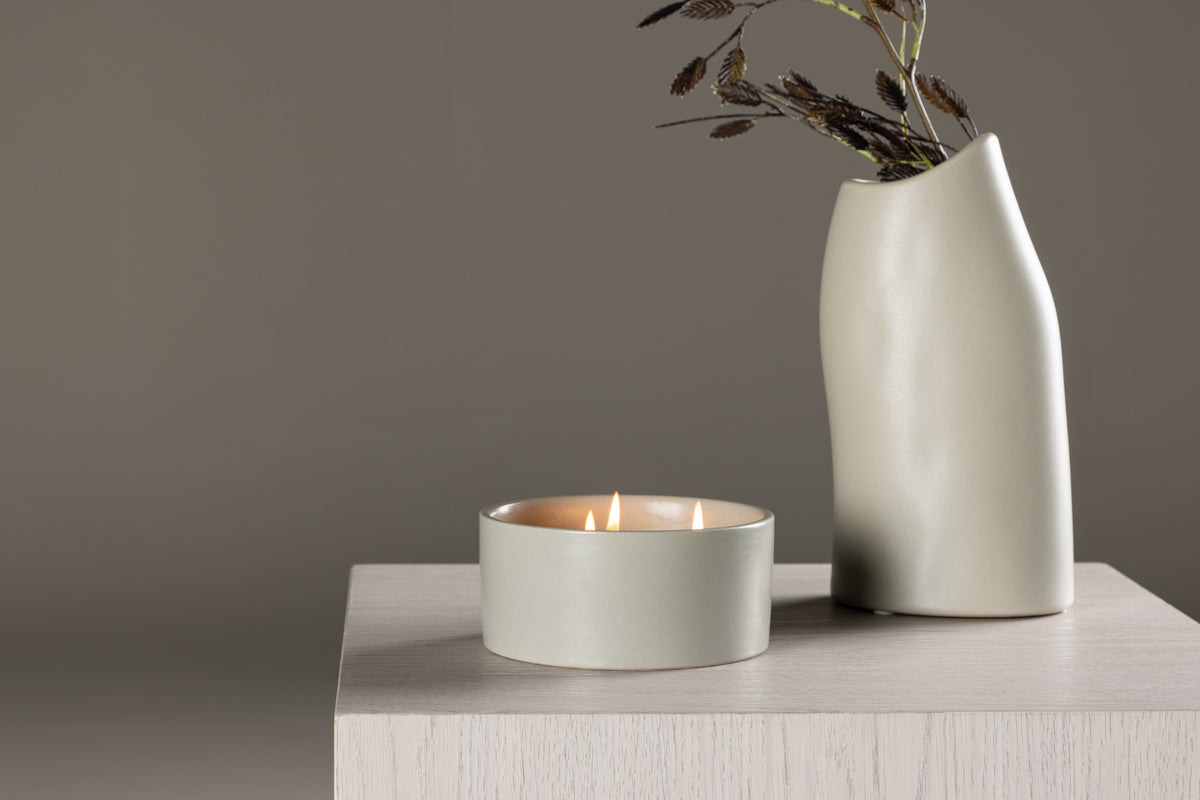 Bougie parfumée Liora – Bougie élégante en pot en céramique gris clair