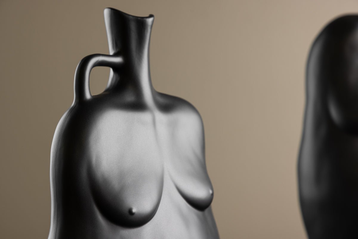 Vase Nerida 25 cm – Élégance inspirée du corps en Blanc & Noir