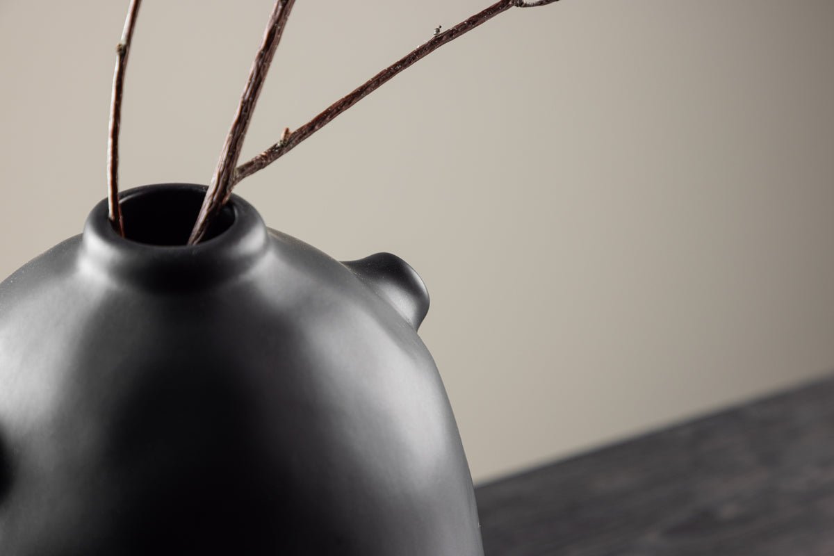 Vase Nuvio 28 cm – Élégance intemporelle en Blanc ou Noir