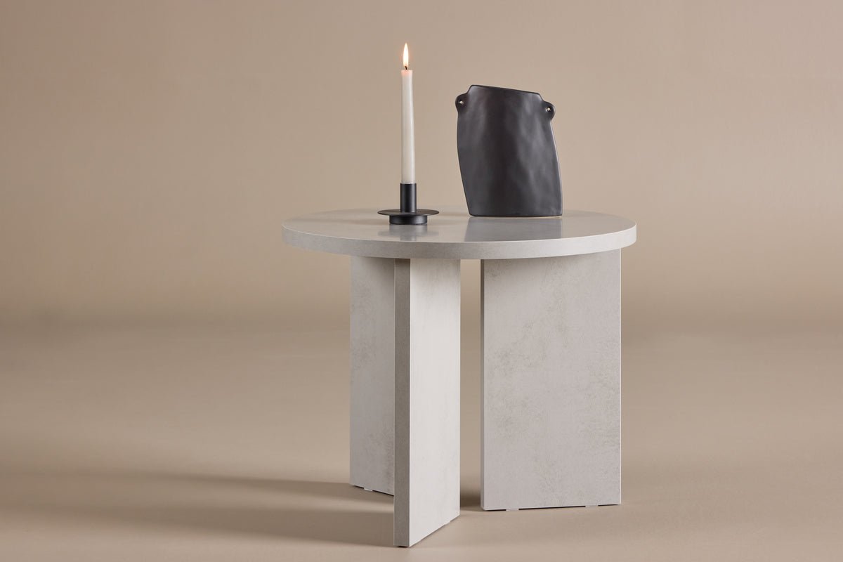 Table basse Heroli - table ronde stylée avec pied asymétrique