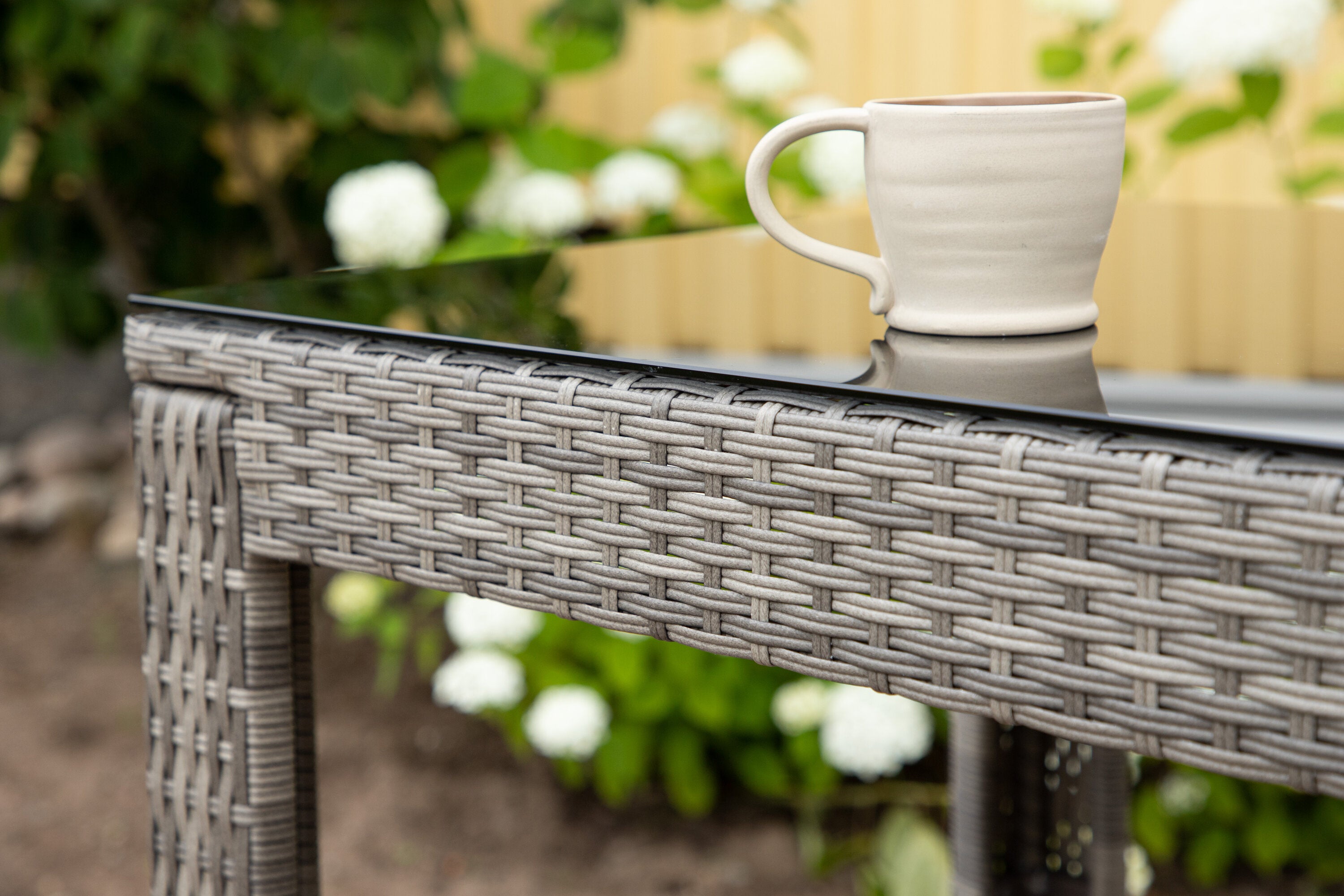 Table haute de jardin Bärbel - Table haute en rotin avec plateau en verre