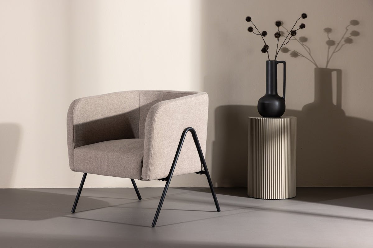 Fauteuil Rufus - avec tissu beige et pieds laqués noirs