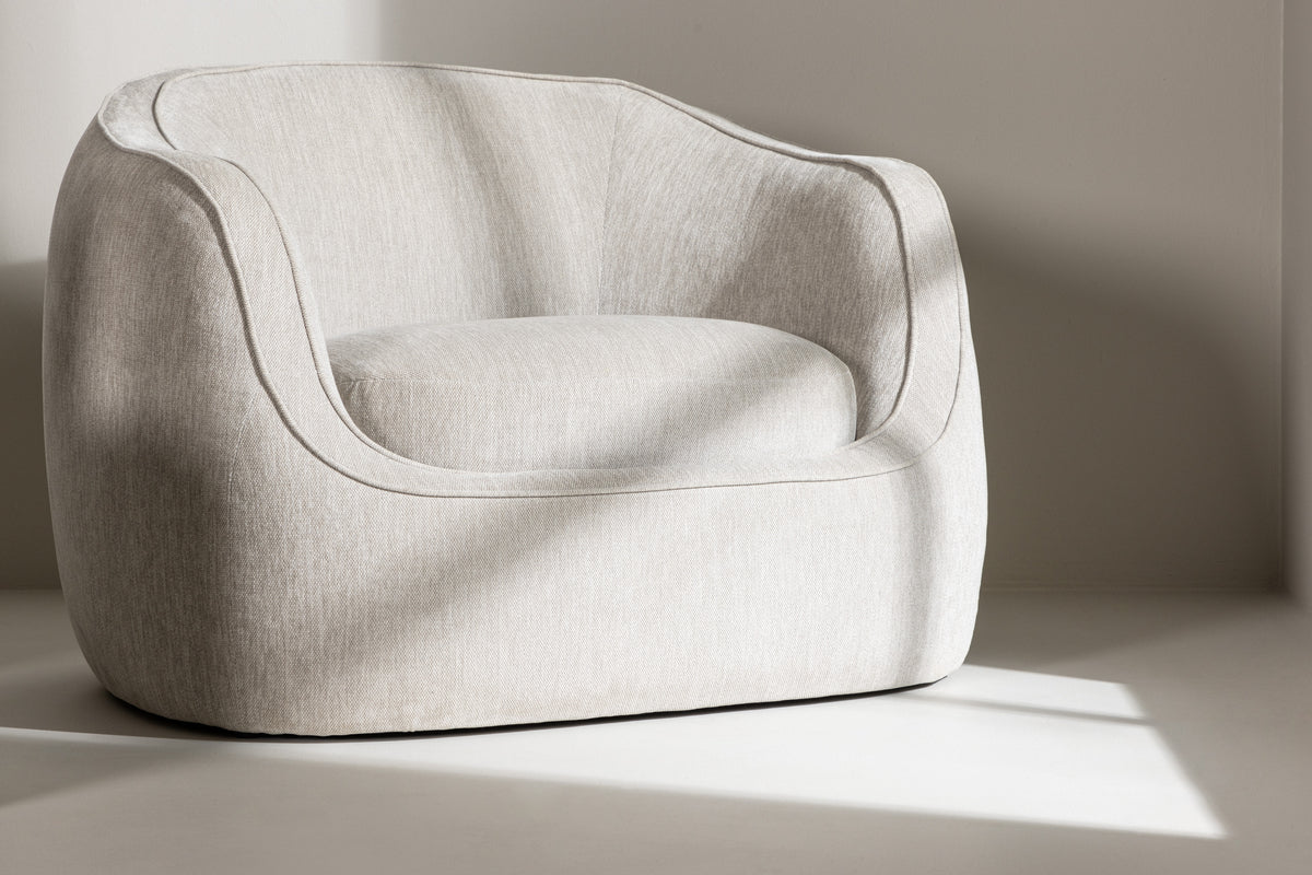 Fauteuil Elias - en gris clair avec des formes arrondies