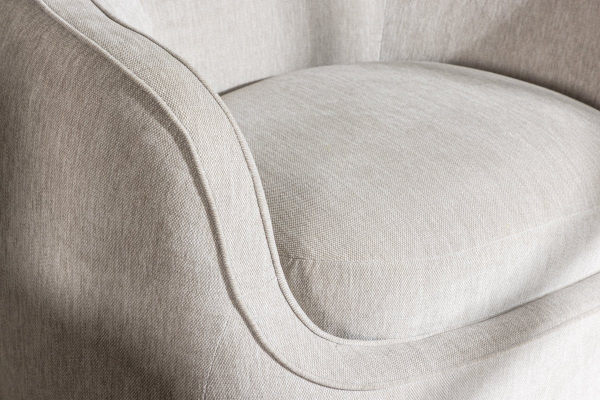 Fauteuil Elias - en gris clair avec des formes arrondies