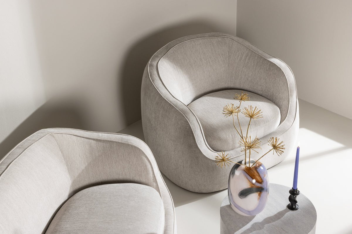 Fauteuil Elias - en gris clair avec des formes arrondies