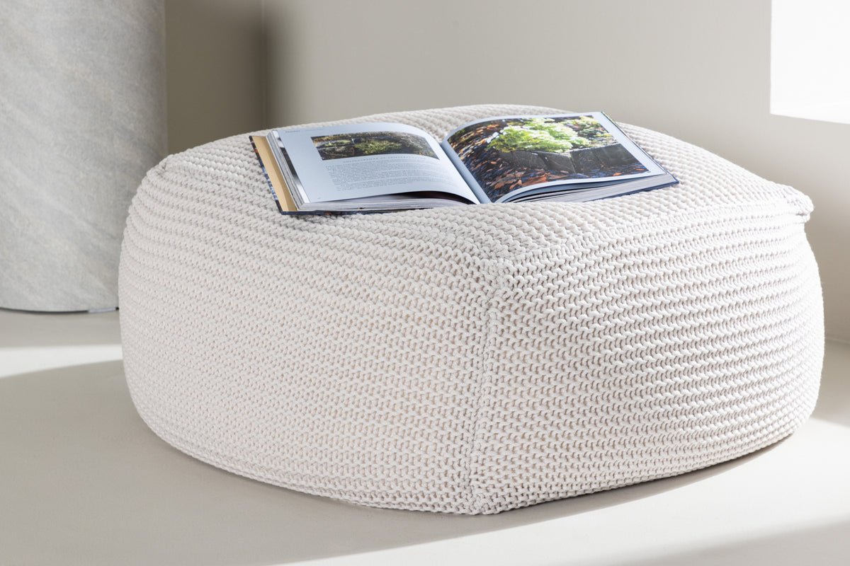 Beistellhocker Nuvio – Runder Strickhocker in Weiß
