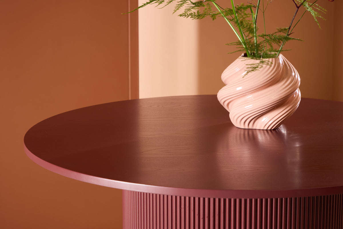 Table à manger Arden – Table à manger ronde en bordeaux (Ø 110 cm)