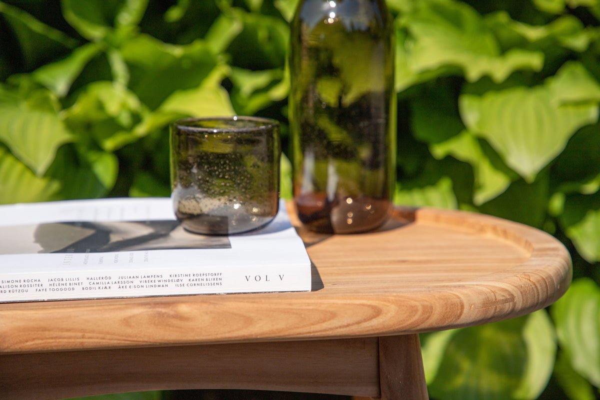 Table de jardin Maji - une table d'appoint de forme ovale en bois de teck