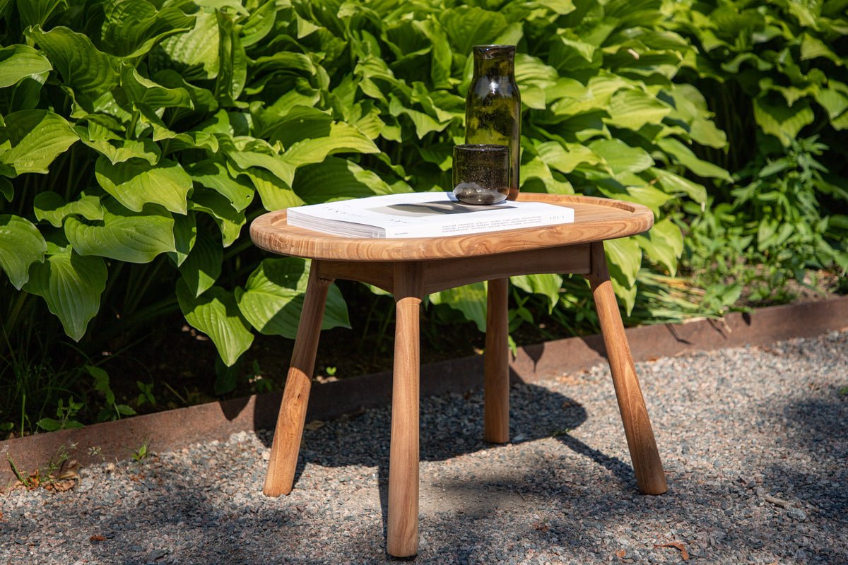 Table de jardin Maji - une table d'appoint de forme ovale en bois de teck