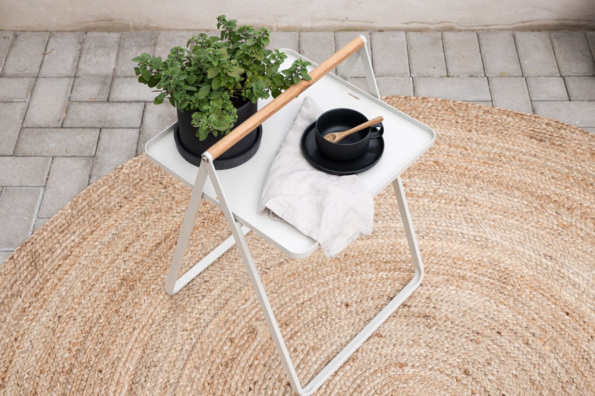 Table de jardin Moyo - une table d'appoint avec un plateau carré et une poignée en bois de teck
