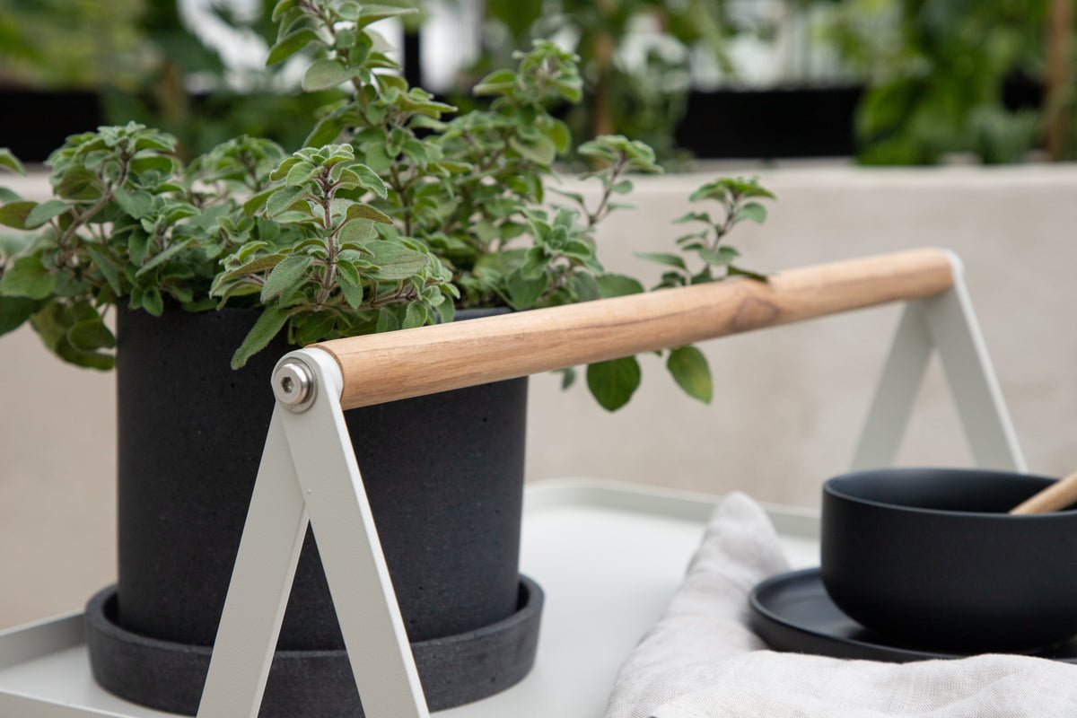 Table de jardin Moyo - une table d'appoint avec un plateau carré et une poignée en bois de teck