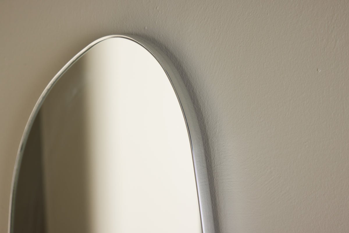 Spiegel Huevo – avec cadre en aluminium argenté