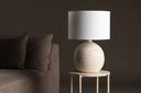 Lampe de table Alvesta – Base rustique en terre cuite avec abat-jour en jute blanc