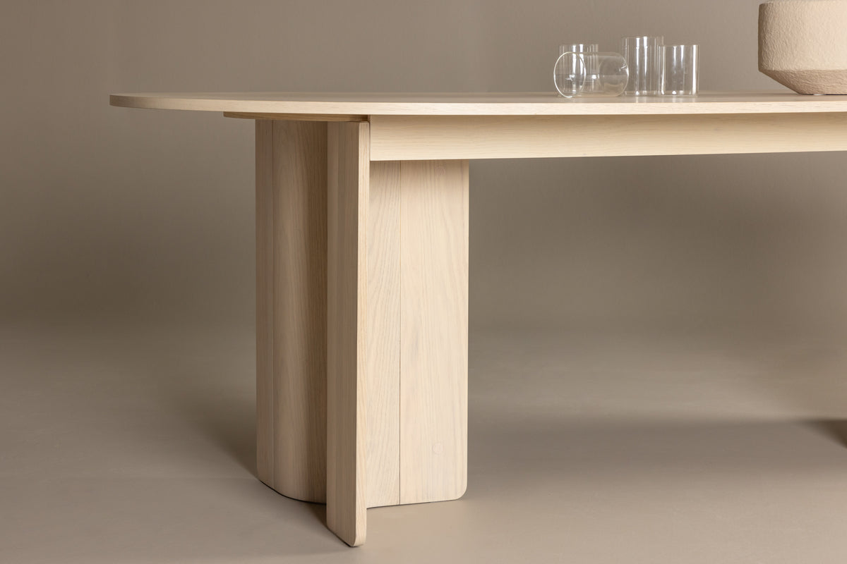 Table à manger Alura - au design harmonieux avec une touche élégante