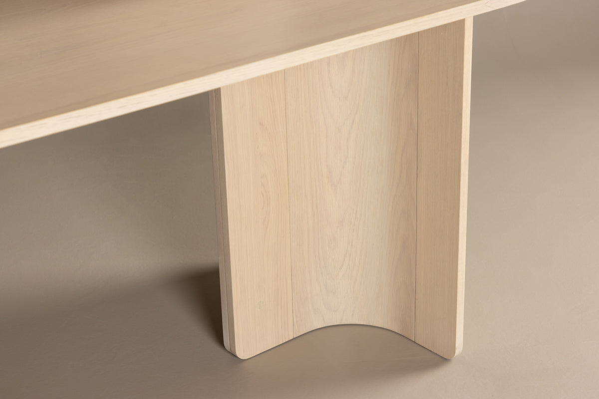 Table à manger Alura - au design harmonieux avec une touche élégante