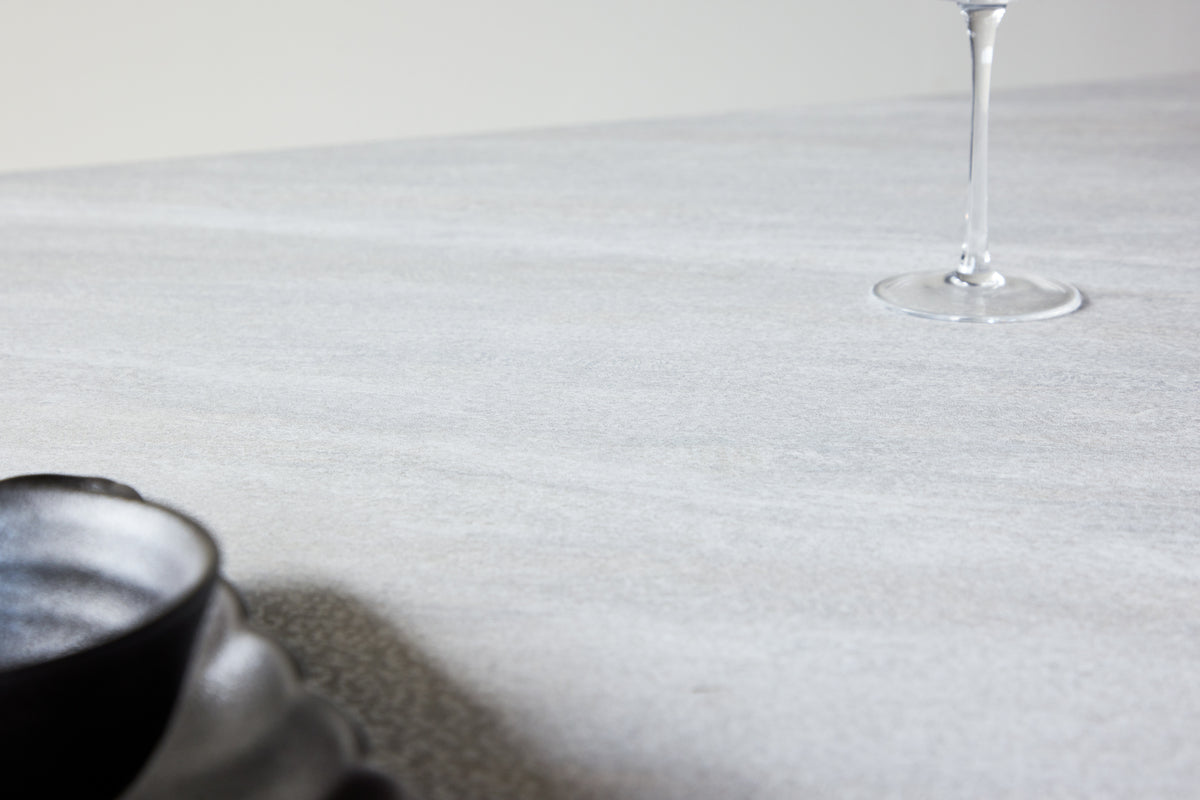 Table à manger Lior 120×120 cm en Gris clair avec cadre MDF