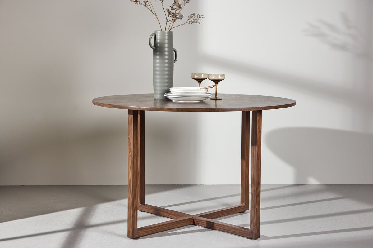 Table à manger Ayani - forme ronde et aspect chaleureux de noyer