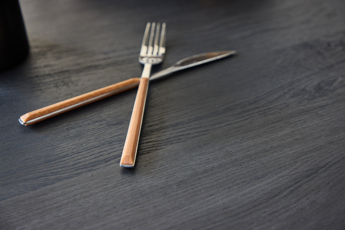 Table à manger Baylin – une table à manger ronde en MDF noir