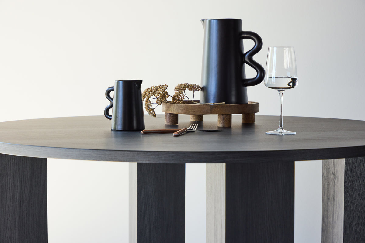 Table à manger Baylin – une table à manger ronde en MDF noir