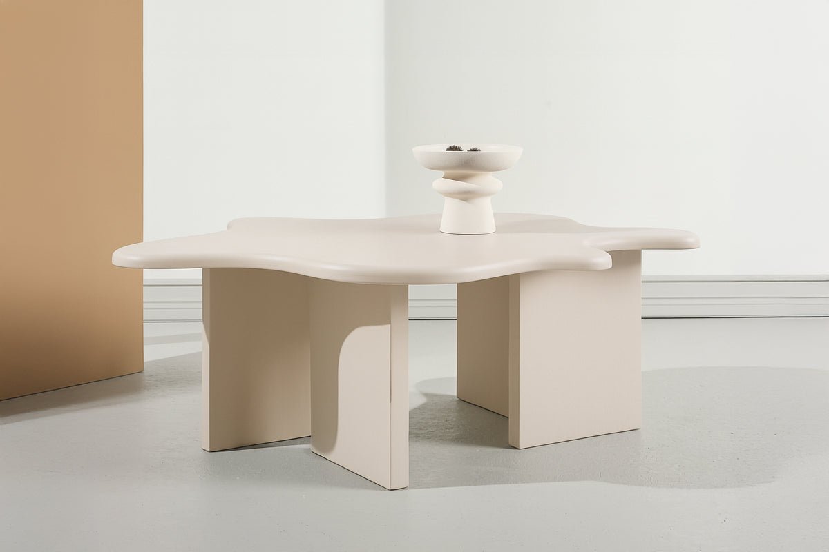Table basse Calmera - en Beige avec une forme unique