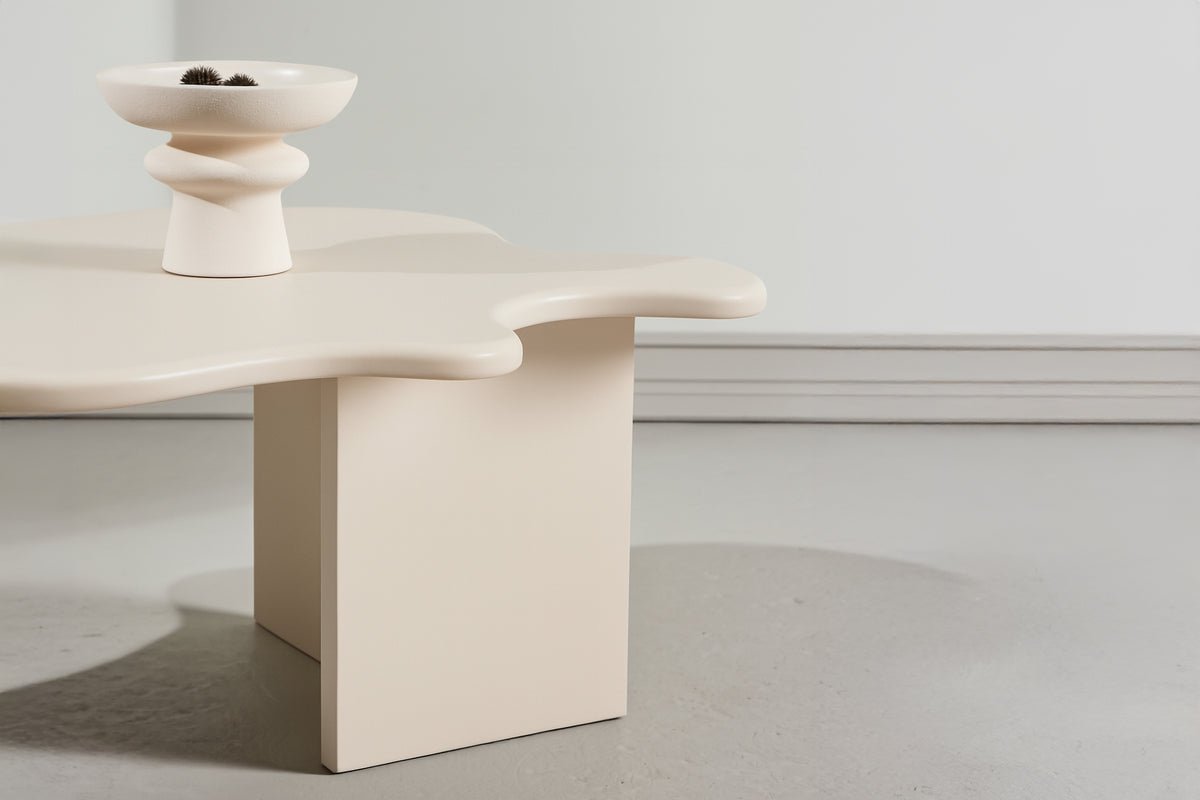 Table basse Calmera - en Beige avec une forme unique