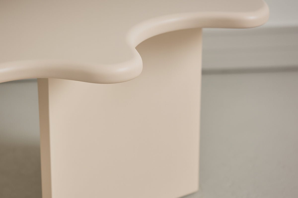 Table basse Calmera - en Beige avec une forme unique