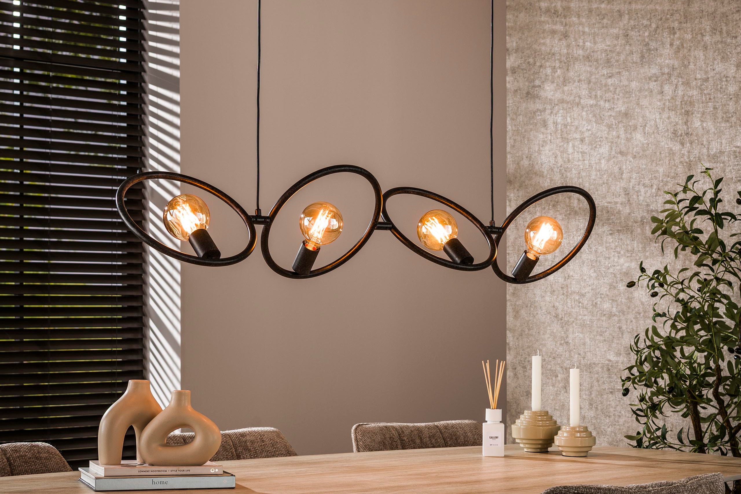 Suspension « Orlina » – 4 luminaires en métal noir arctique au design Loop