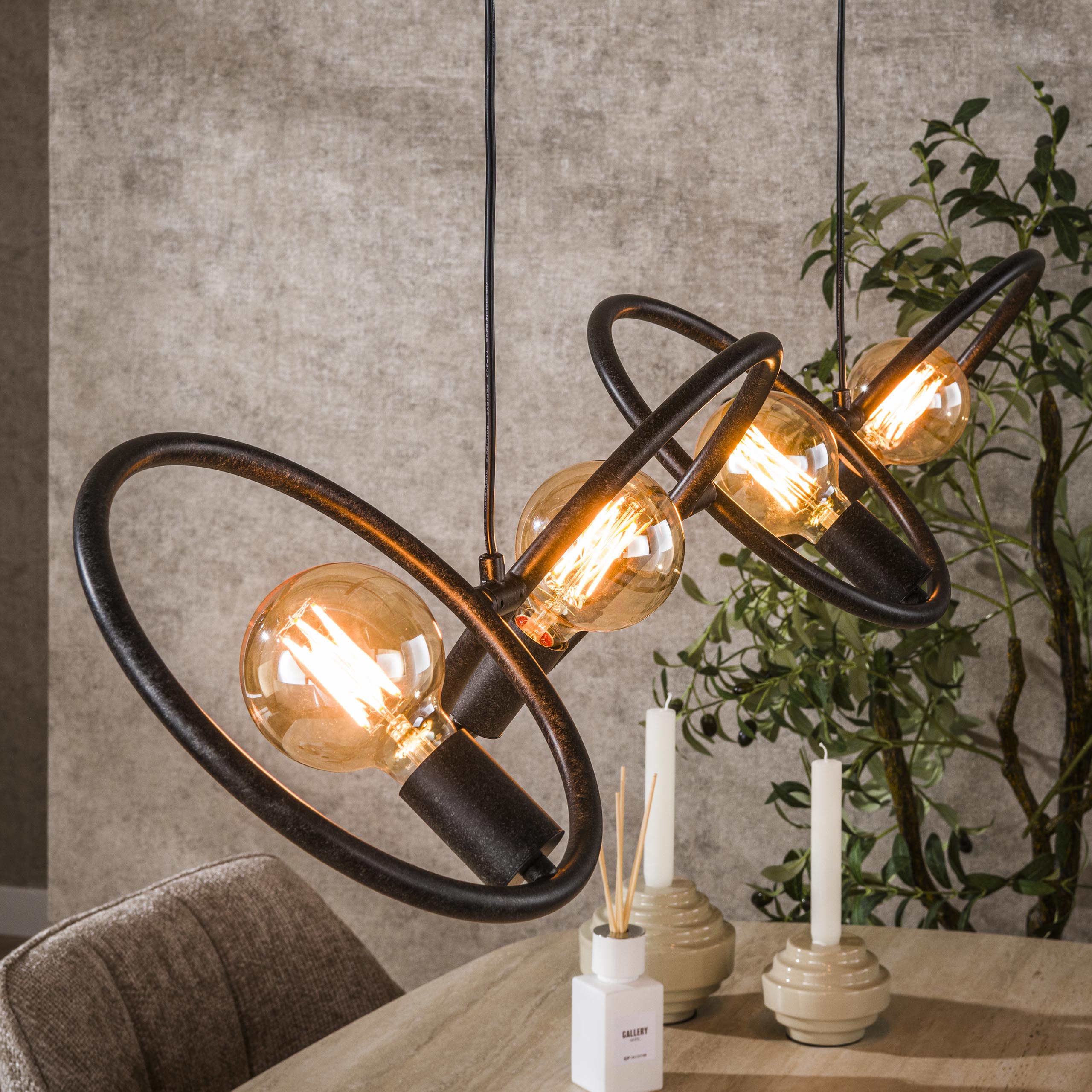 Suspension « Orlina » – 4 luminaires en métal noir arctique au design Loop