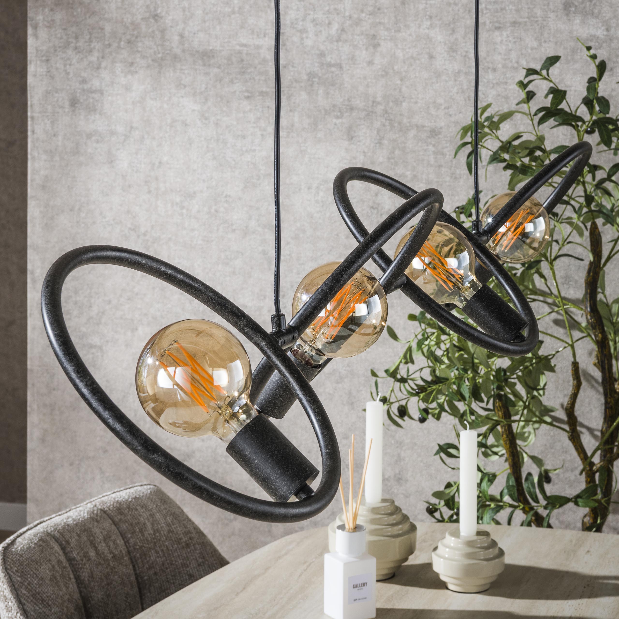 Suspension « Orlina » – 4 luminaires en métal noir arctique au design Loop