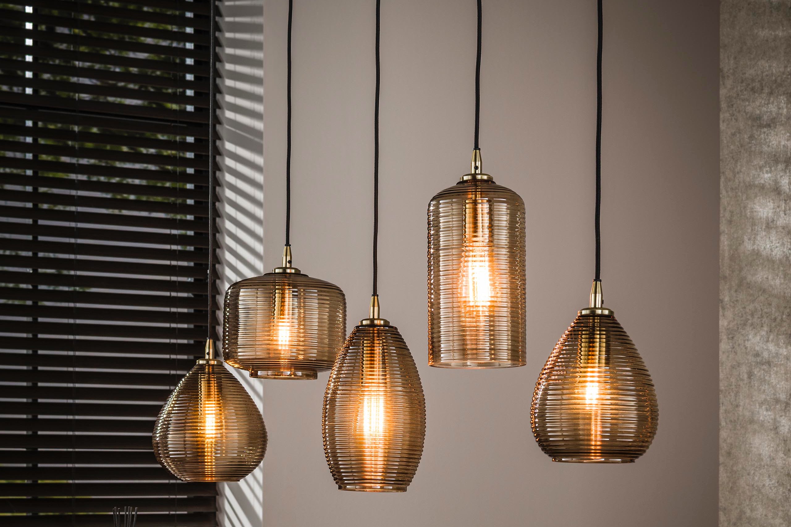 Suspension Lumira – Abat-jours en verre faits main en brun fumé (5 feux)