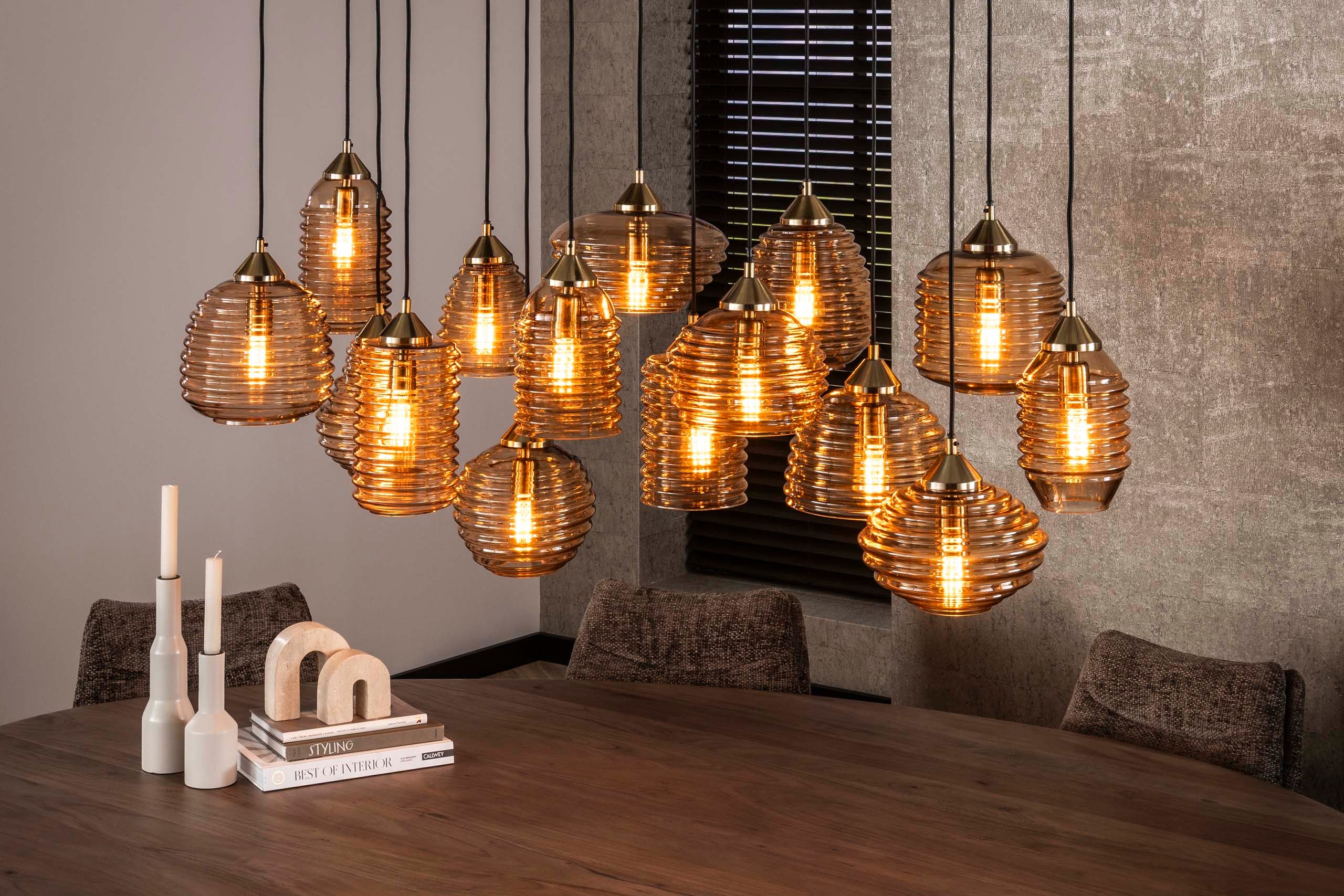 Suspension "Solaro" – avec 15 lampes au design en verre côtelé et couleur ambre