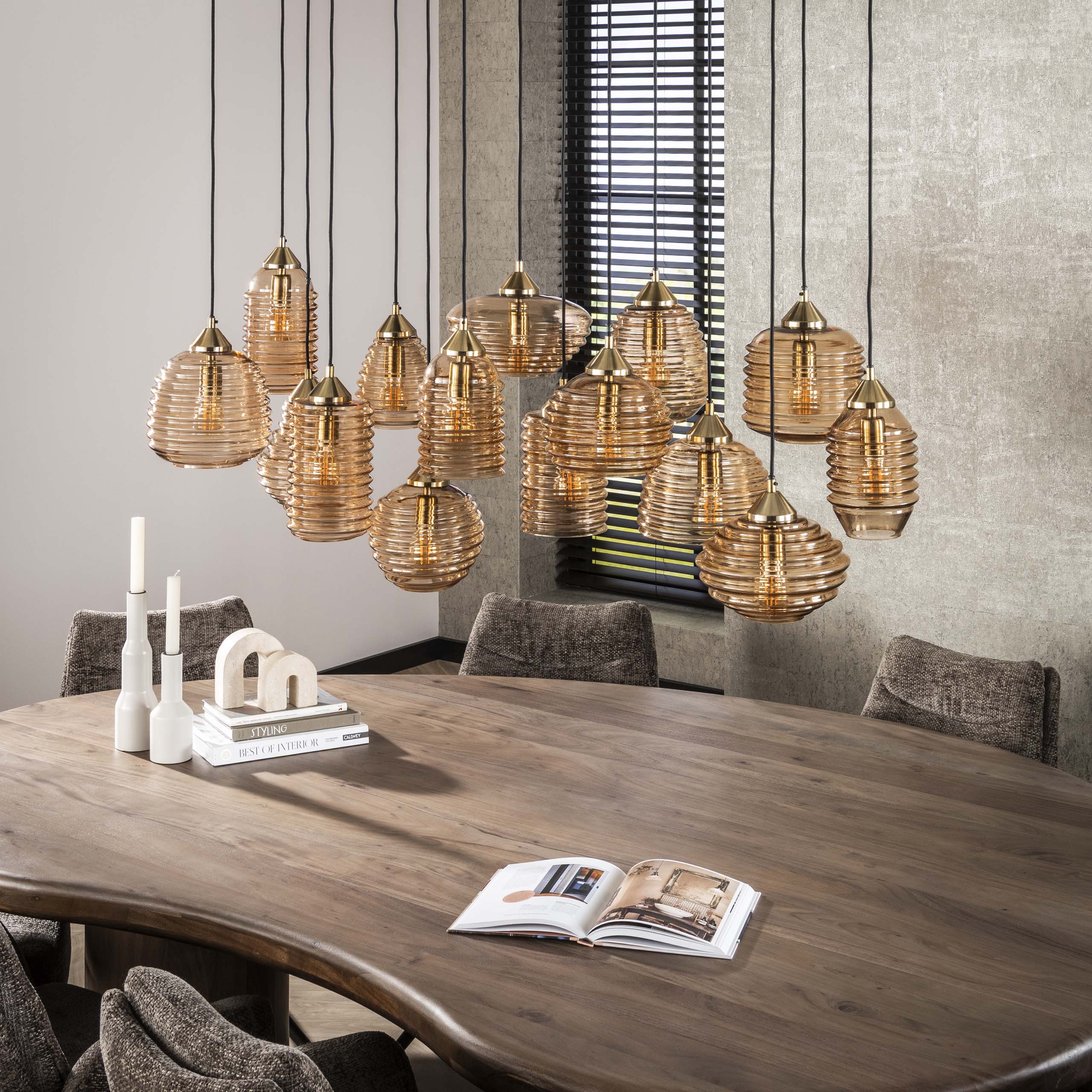 Suspension "Solaro" – avec 15 lampes au design en verre côtelé et couleur ambre