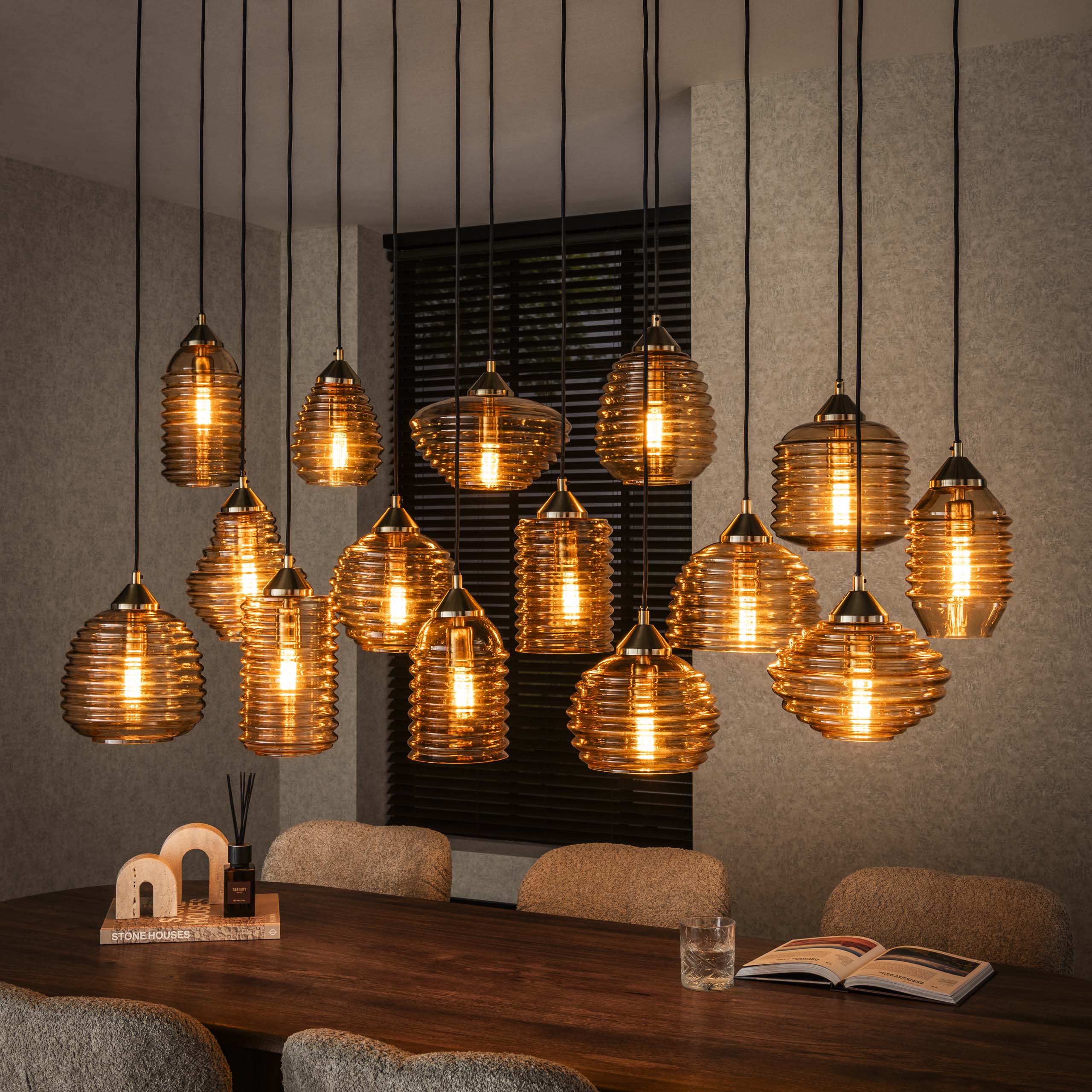 Suspension "Solaro" – avec 15 lampes au design en verre côtelé et couleur ambre